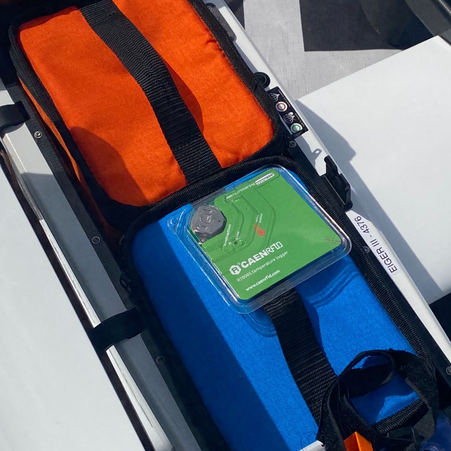 Photo montrant deux sacs isothermes fermés placés dans la soute d'un drone