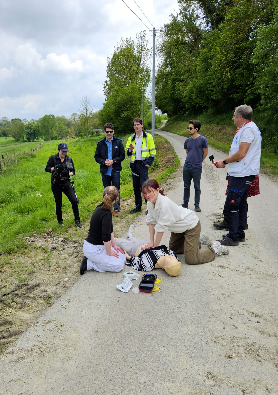 Sur cette photographie, les équipes de Délivrone et du SAMU montrent aux journalistes comment la livraison par drone de défibrillateur aide à secourir une personne en arrêt cardiaque.