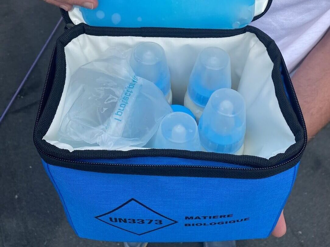 Photographie montrant une sacoche ouverte dans laquelle se trouvent des biberons de lait maternel pour enfants prématurés